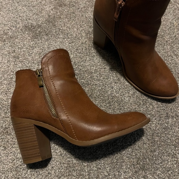 Brown boots - Picture 2 of 2